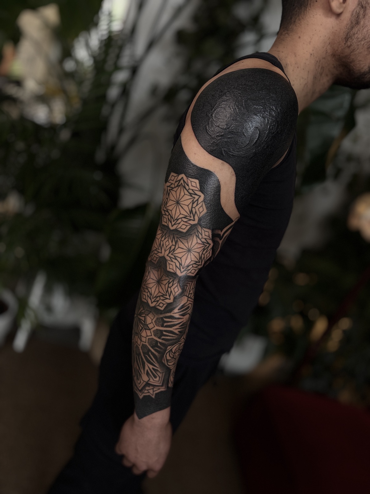 Geometric sleeve with blackout shoulder cap